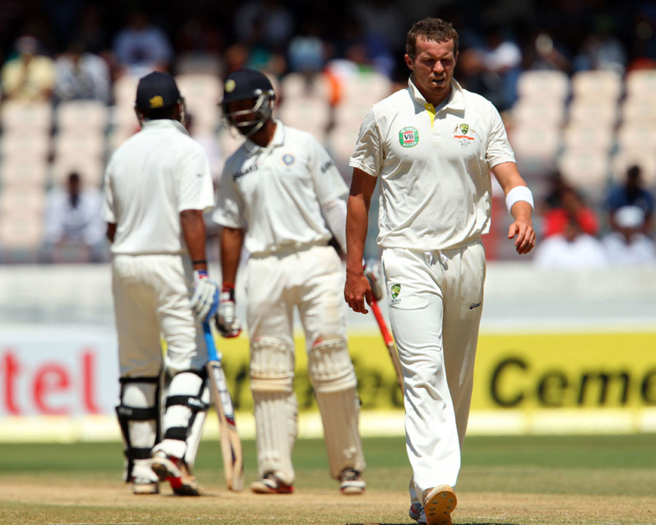Peter Siddle walks back to his mark, India v Australia, 2nd Test, Hyderabad, 2nd day, March 3, 2013