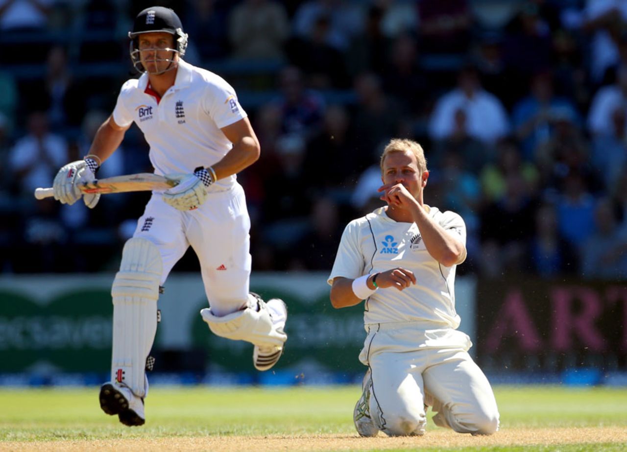 Nick Compton takes off on a single as Neil Wagner looks on, New Zealand v England, 2nd Test, Wellington, 1st day, March 14, 2013