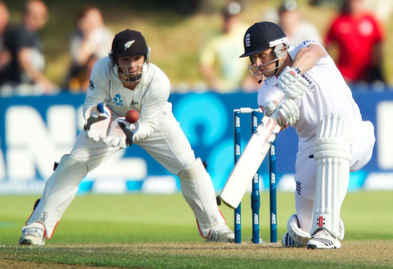 Nick Compton steers one through the off side, New Zealand v England, 2nd Test, Wellington, 1st day, March 14, 2013