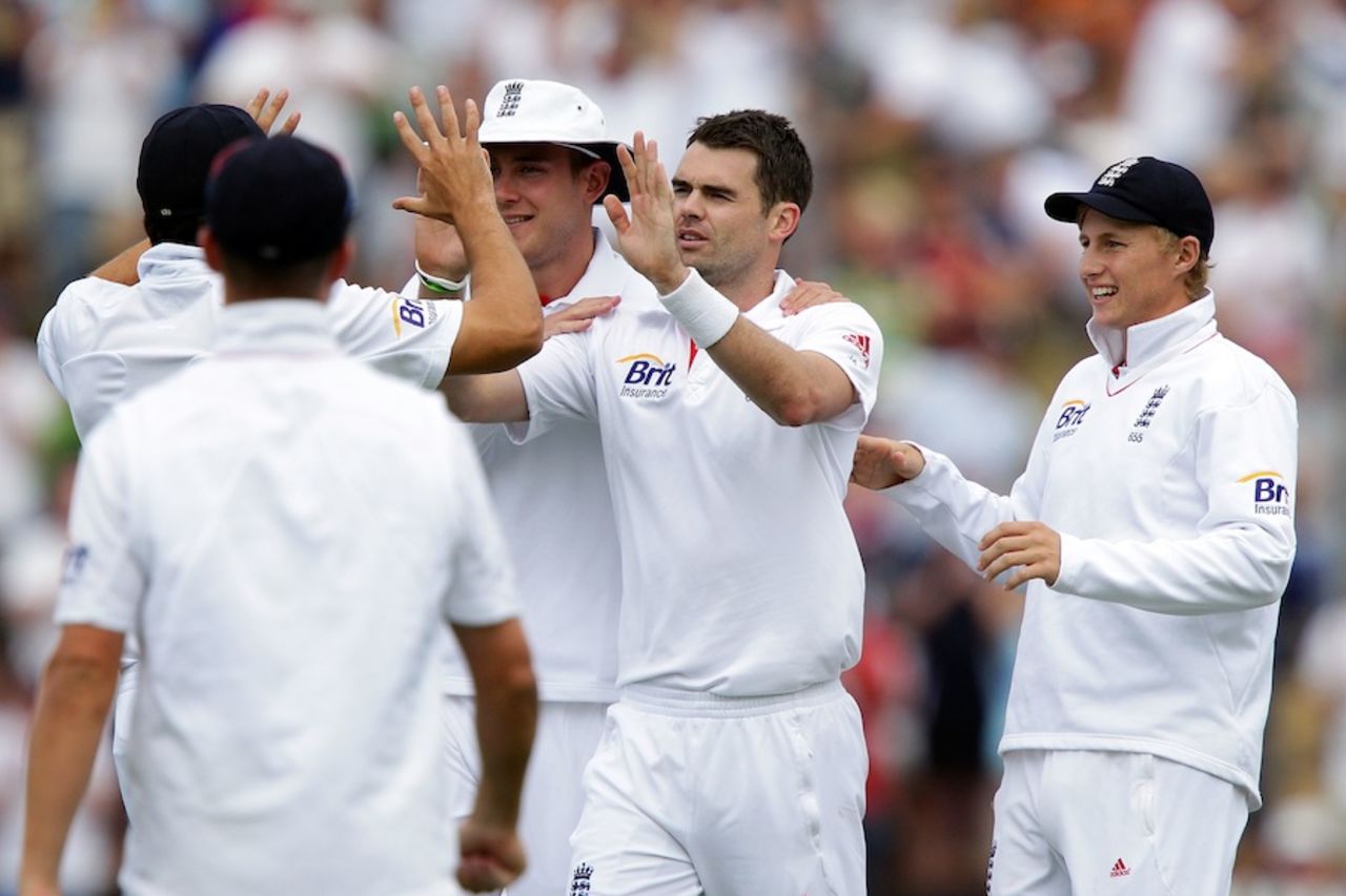 James Anderson celebrates the wicket of Peter Fulton with teammates, 2nd Test, Wellington, 2nd day, March 15, 2013