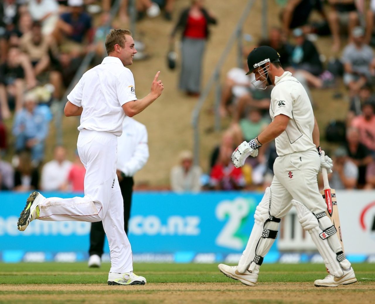 Stuart Broad dismissed Hamish Rutherford for 23, New Zealand v England, 2nd Test, Wellington, 2nd day, March 15, 2013