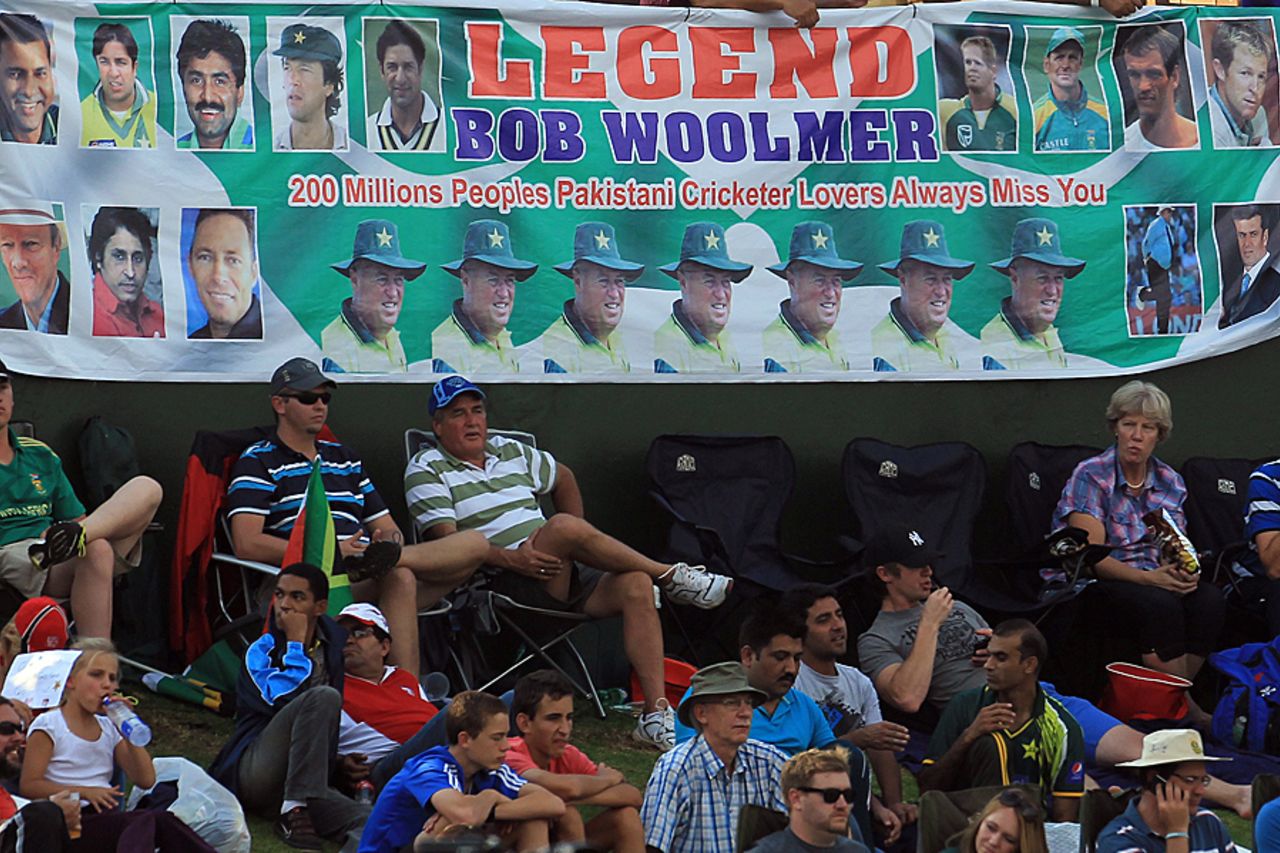 The crowd pays tribute to Bob Woolmer, South Africa v Pakistan, 2nd ODI, Centurion, March 15, 2013