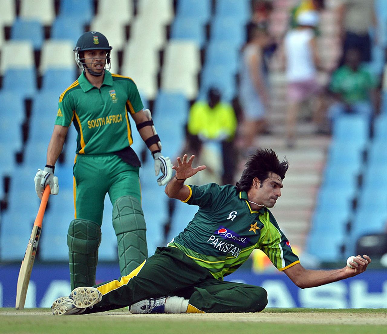 Mohammad Irfan plucks a catch one-handed off his own bowling, South Africa v Pakistan, 2nd ODI, Centurion, March 15, 2013