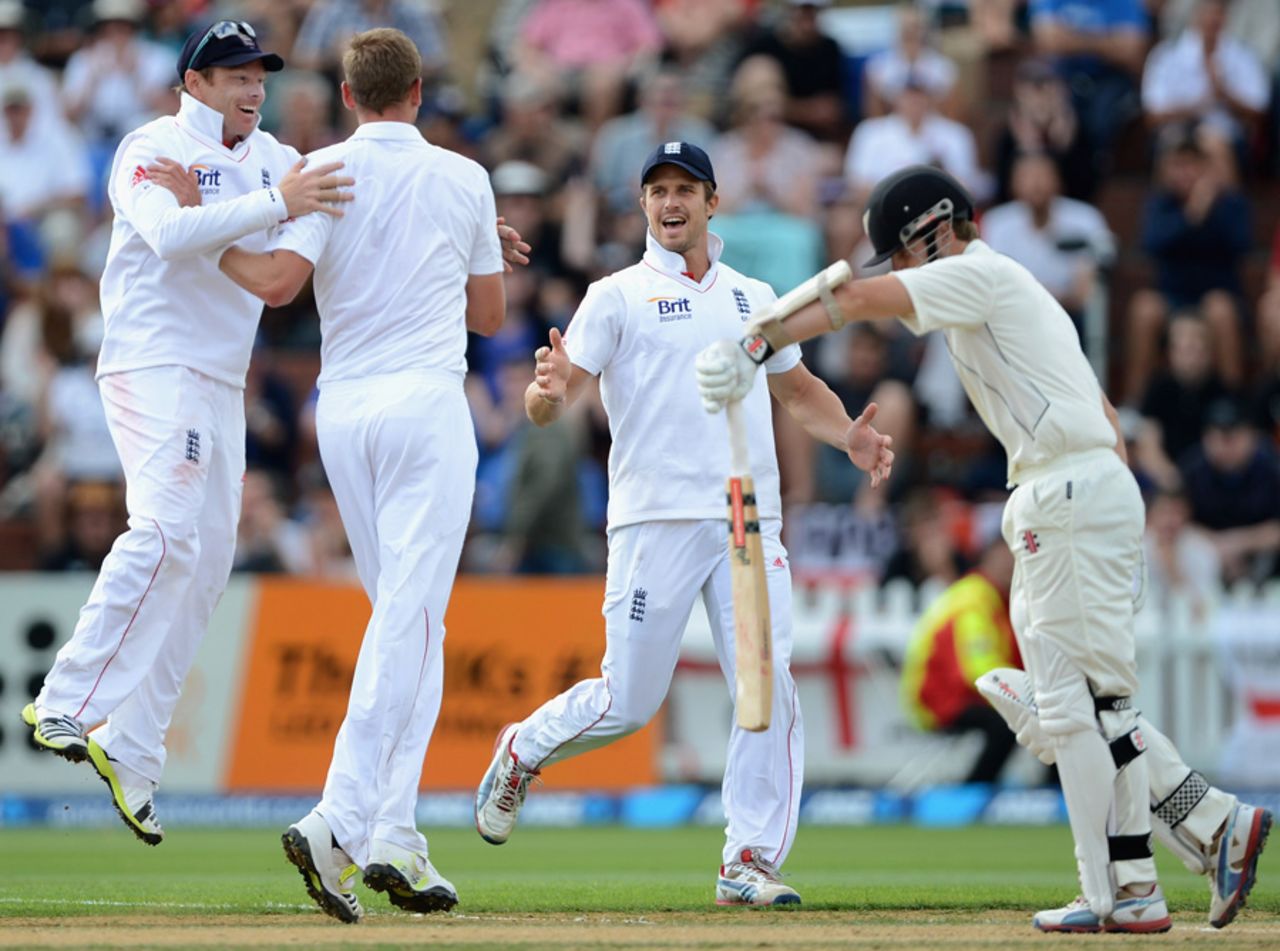 England celebrate the dismissal of Kane Williamson, New Zealand v England, 2nd Test, Wellington, 3rd day, March 16, 2013