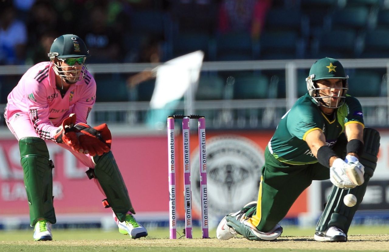 Misbah-ul-Haq reverse sweeps the ball, South Africa v Pakistan, 3rd ODI, Johannesburg, March 17, 2013