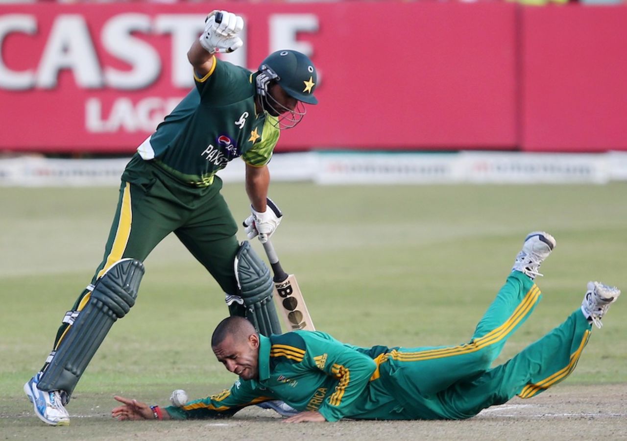 Robin Peterson dives into Shahid Afridi, South Africa v Pakistan, 4th ODI, Durban, March 21, 2013