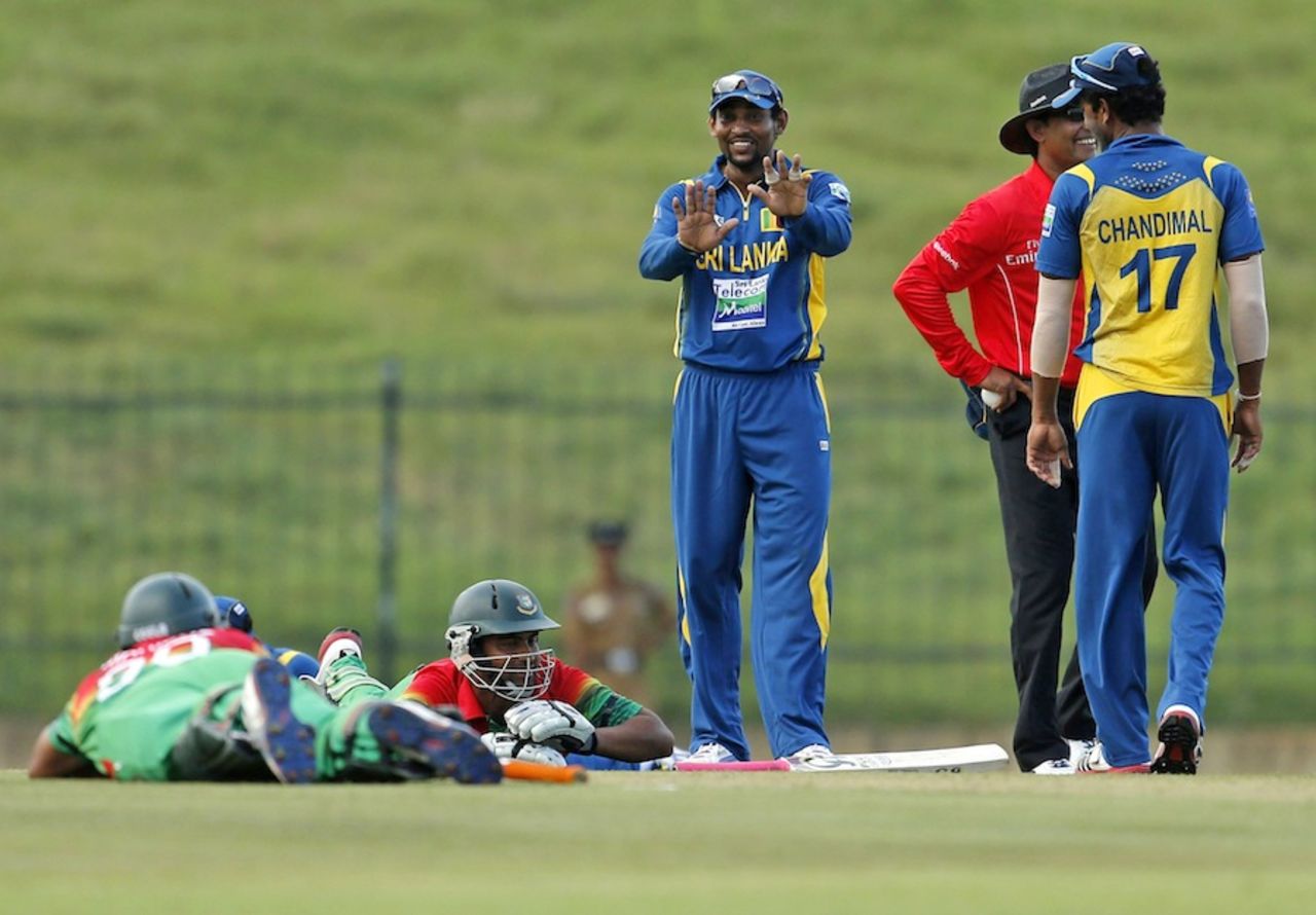 Tillakaratne Dilshan gestures to Bangladesh batsmen who take evasive action from an insect attack, Sri Lanka v Bangladesh, 1st ODI, Hambantota, March 23, 2013 