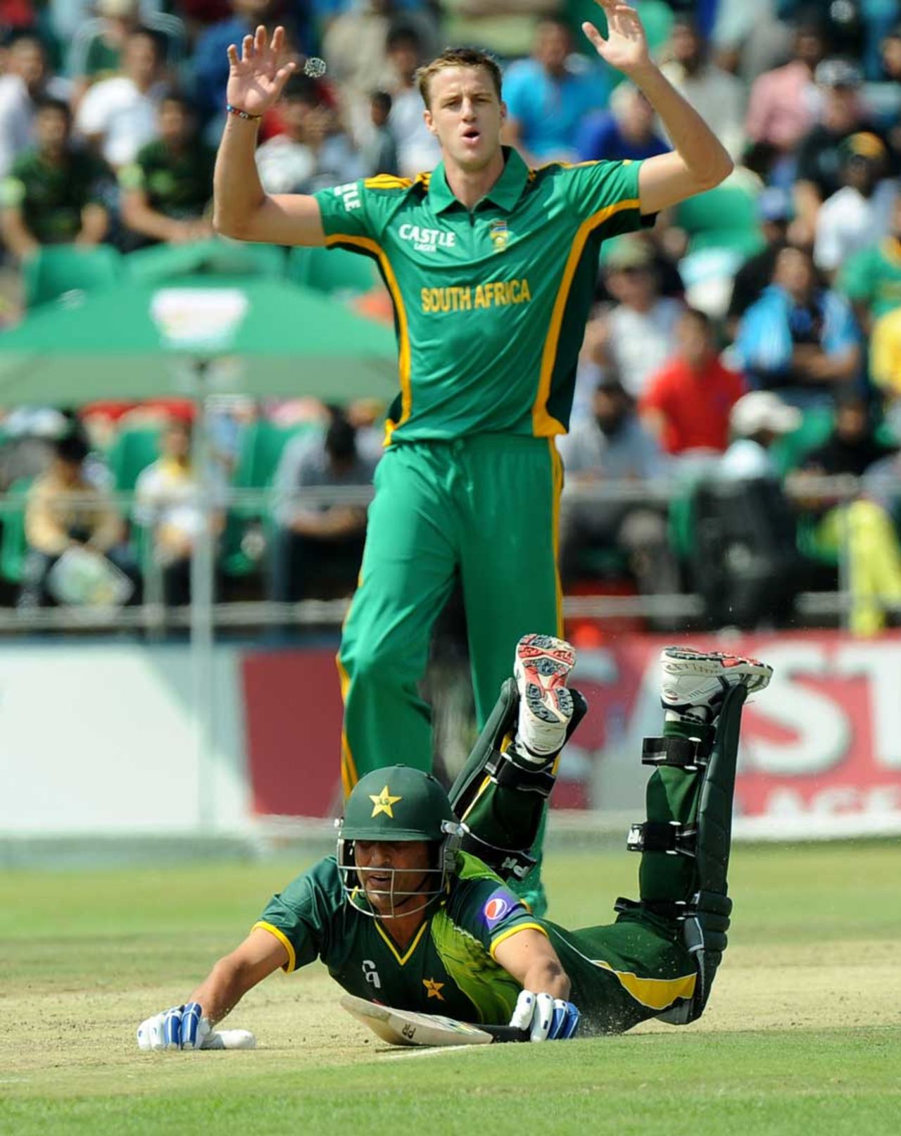 Younis Khan dives to make it back to the crease as Morne Morkel looks on, South Africa v Pakistan, 5th ODI, Benoni, March 24, 2013