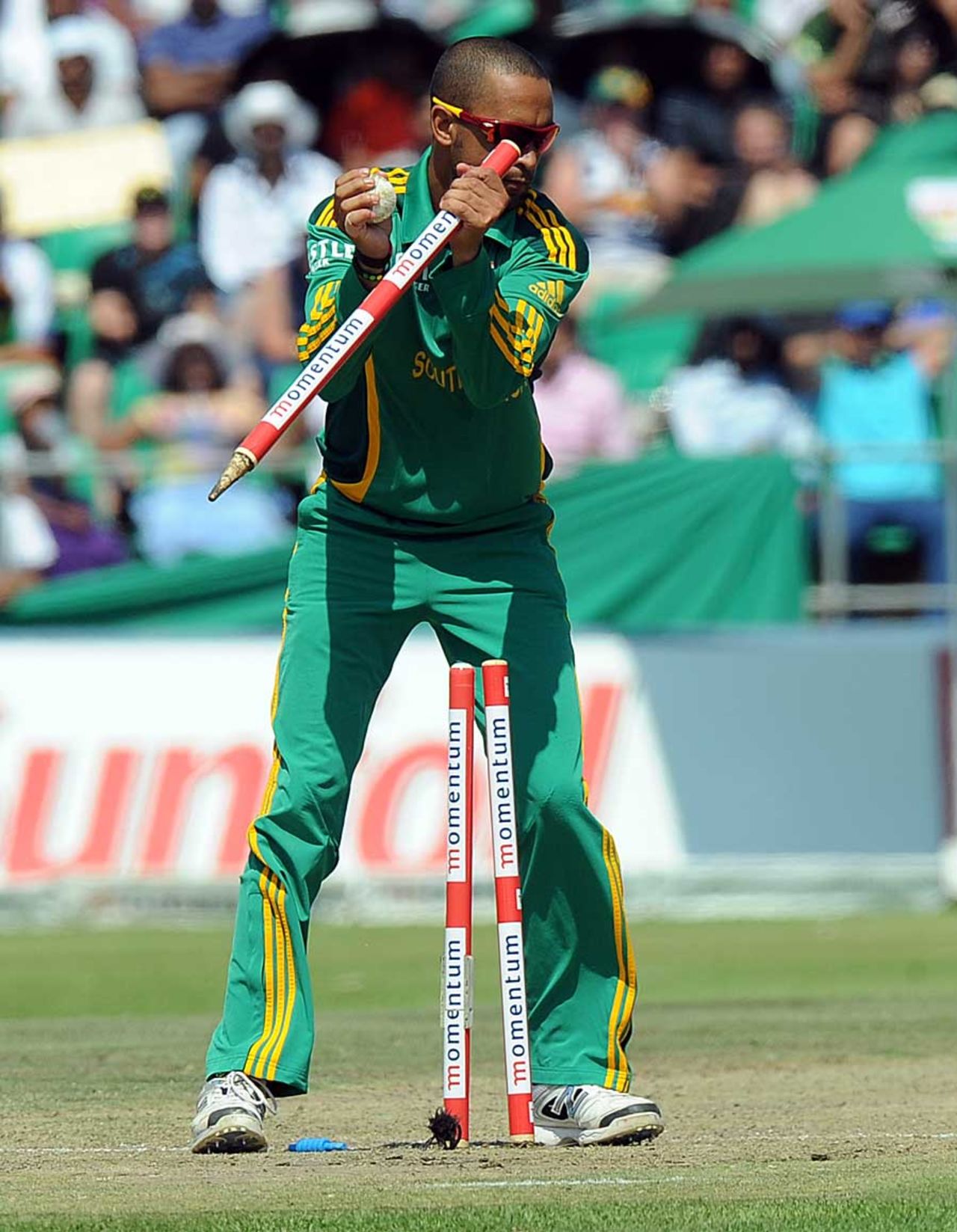 Robin Peterson takes out a stump to run out Wahab Riaz, South Africa v Pakistan, 5th ODI, Benoni, March 24, 2013