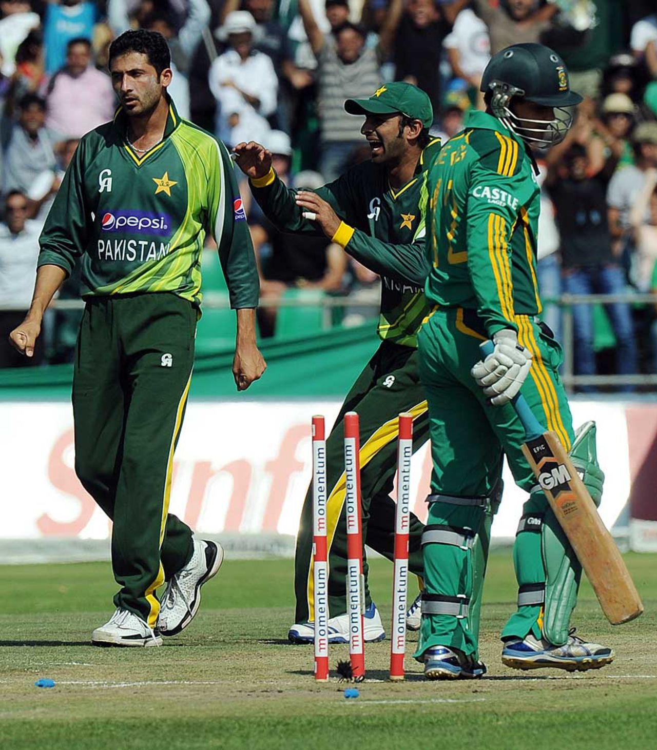 Junaid Khan bowled Quinton de Kock early in South Africa's chase, South Africa v Pakistan, 5th ODI, Benoni, March 24, 2013