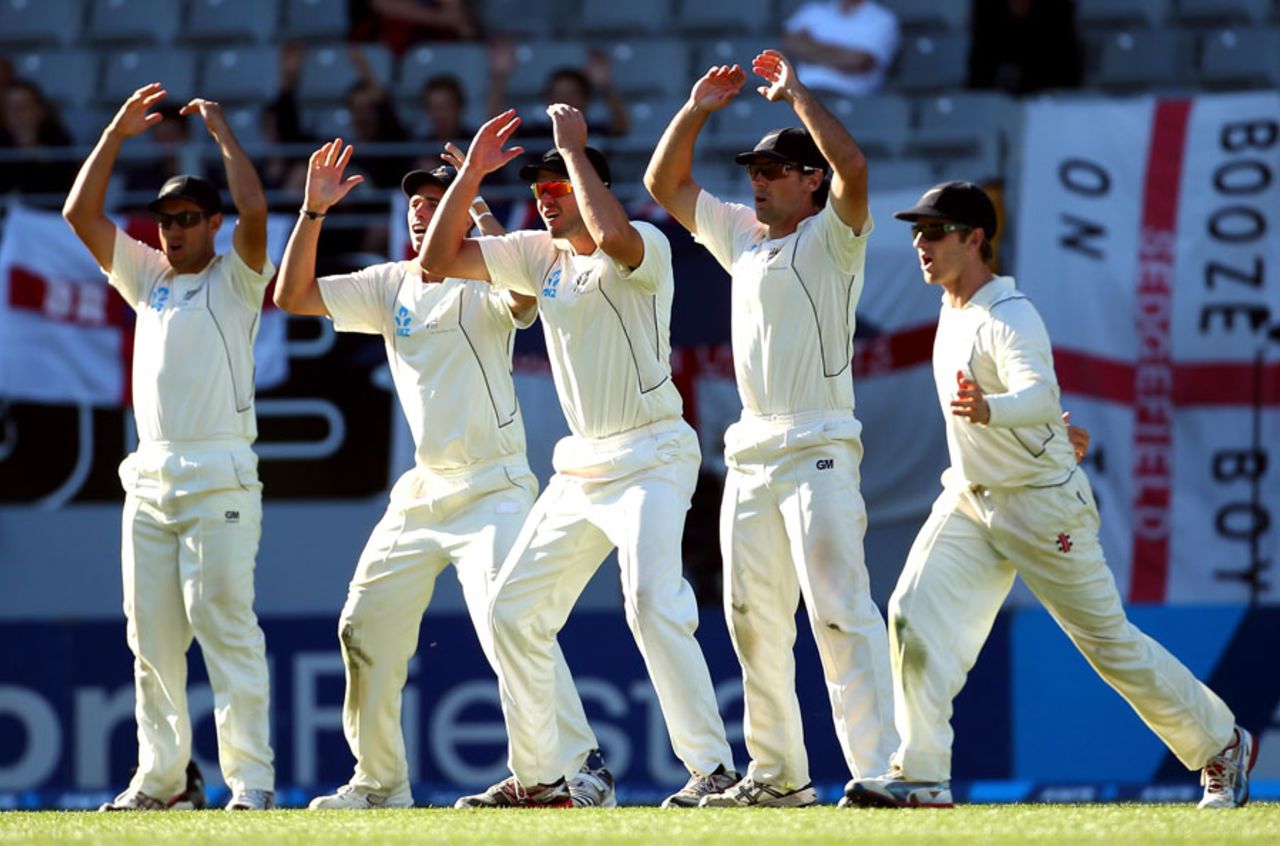 New Zealand fielders despair on the fifth day, New Zealand v England, 3rd Test, 5th day, Auckland, March 26, 2013