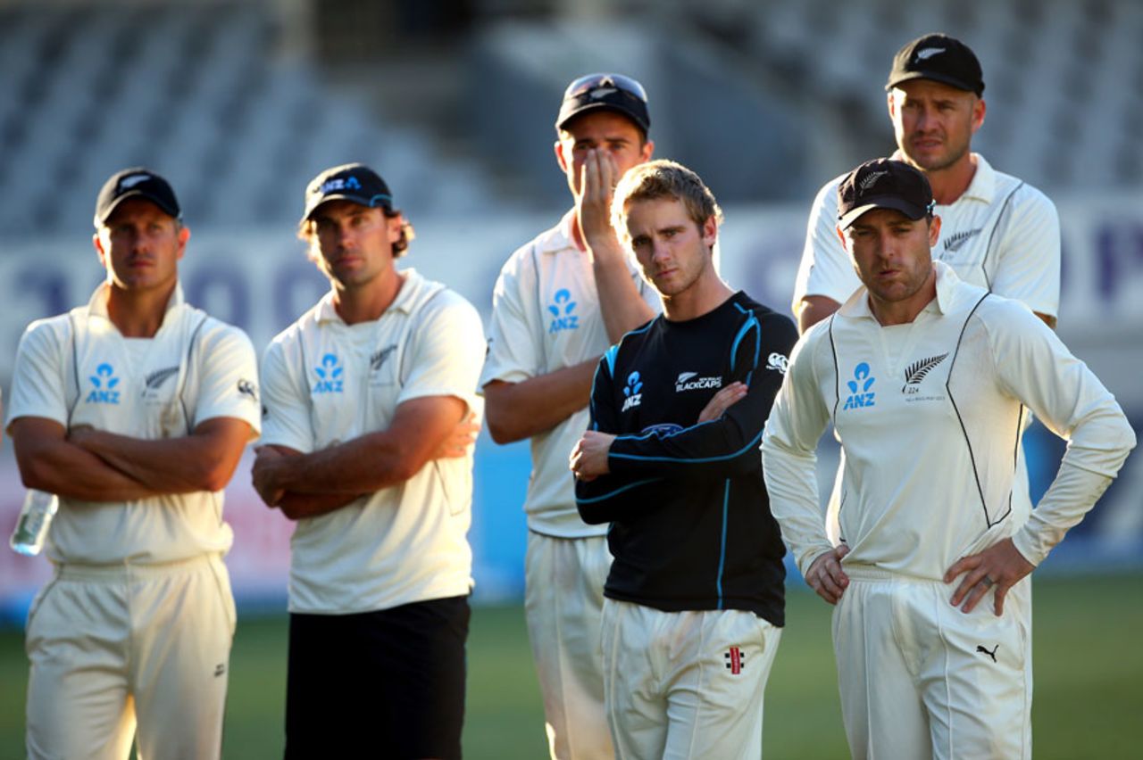 New Zealand are dejected after falling one wicket short of the series win, New Zealand v England, 3rd Test, Auckland, 5th day, March 26, 2013