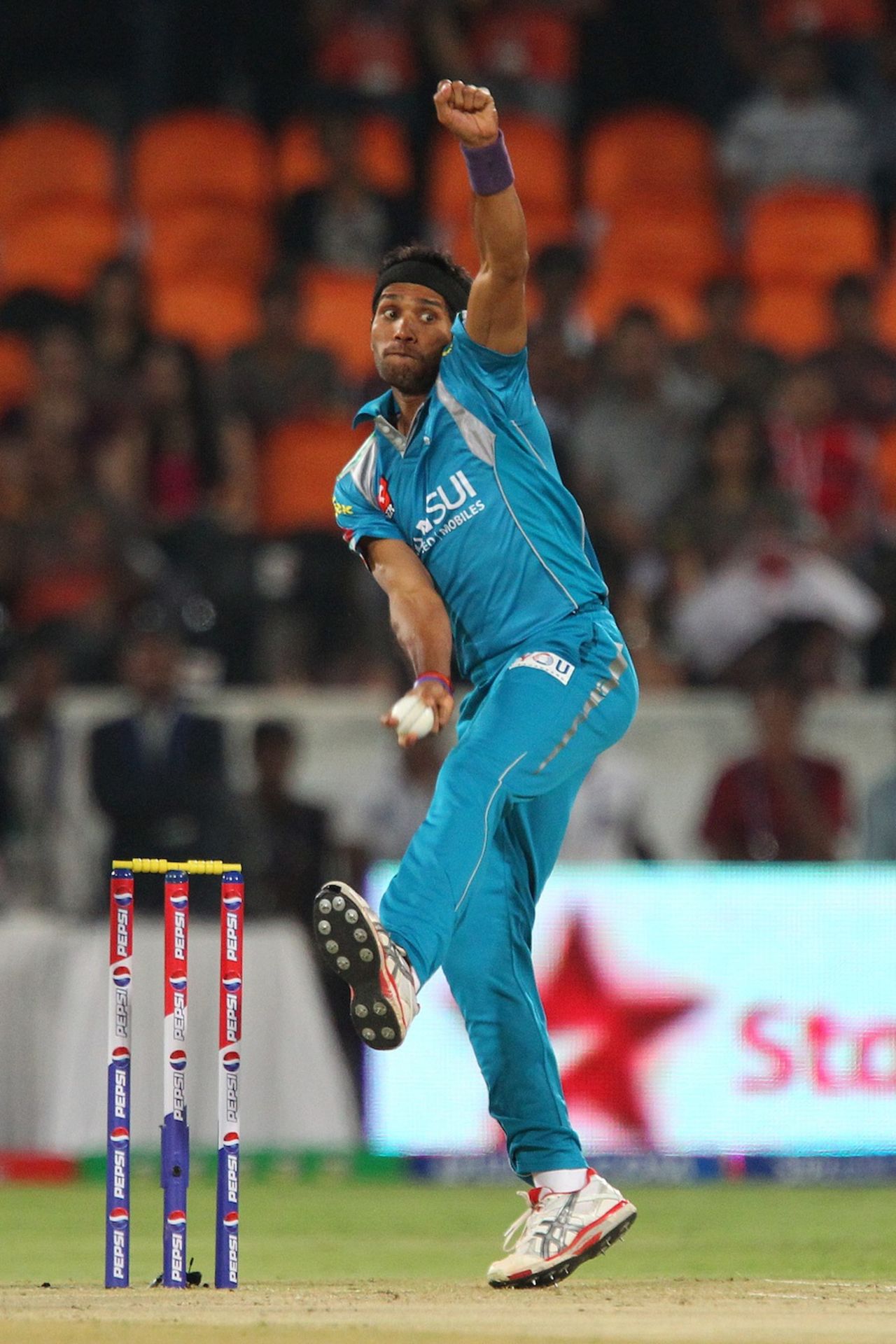 Ashok Dinda in his bowling stride, Sunrisers Hyderabad v Pune Warriors, IPL, Hyderabad, April 5, 2013