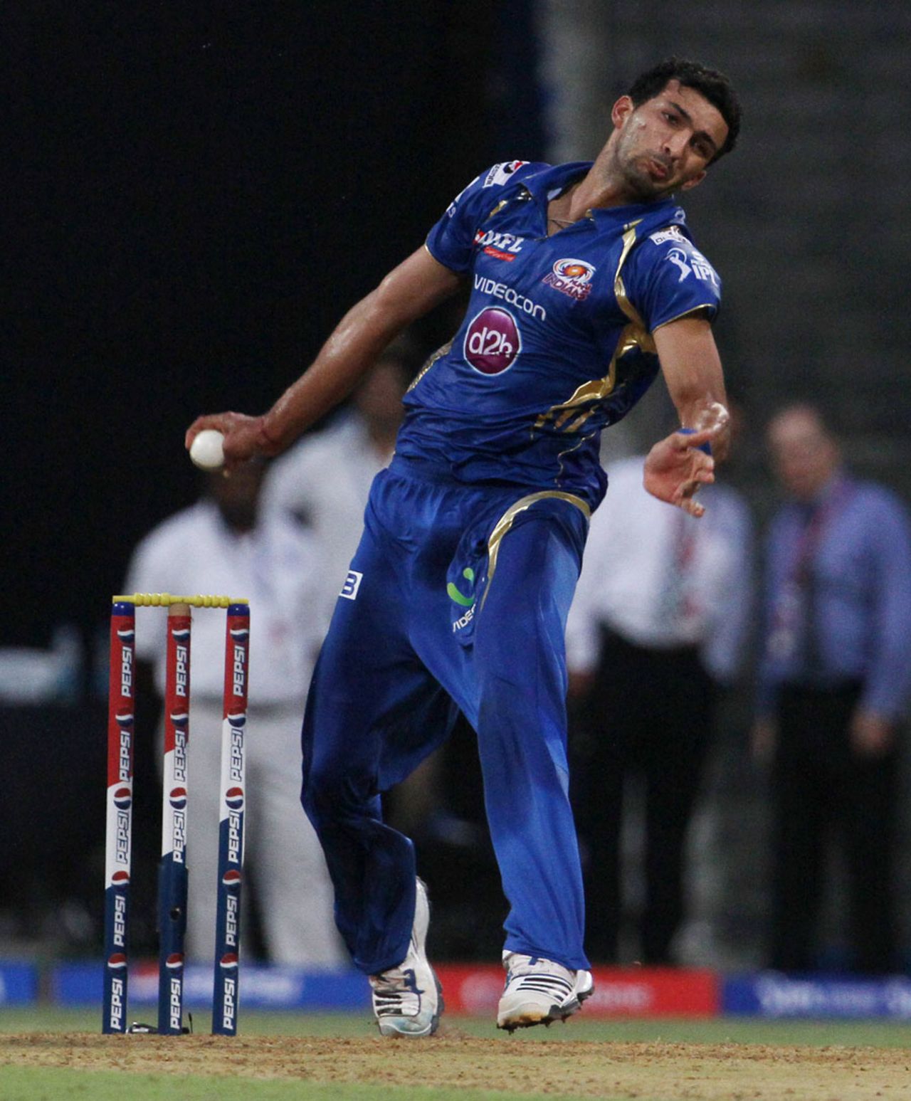 Rishi Dhawan in his delivery stride, Mumbai Indians v Pune Warriors, IPL 2013, Mumbai, April 13, 2013