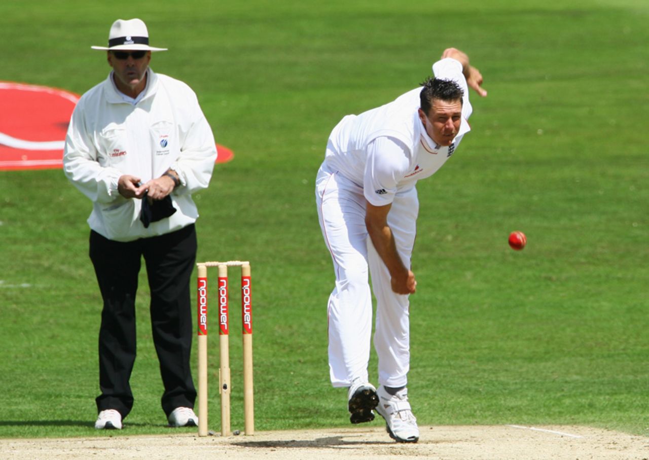 Darren Pattinson bowls, England v South Africa, 2nd Test, Headingley, 2nd day, July 19, 2008