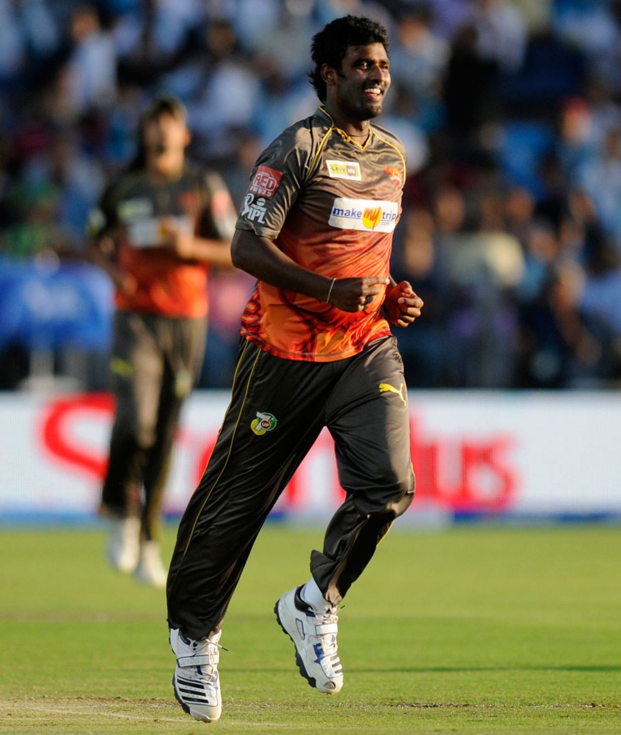 Thisara Perera picks up a wicket, Pune Warriors v Sunrisers Hyderabad, IPL, Pune, April 17, 2013