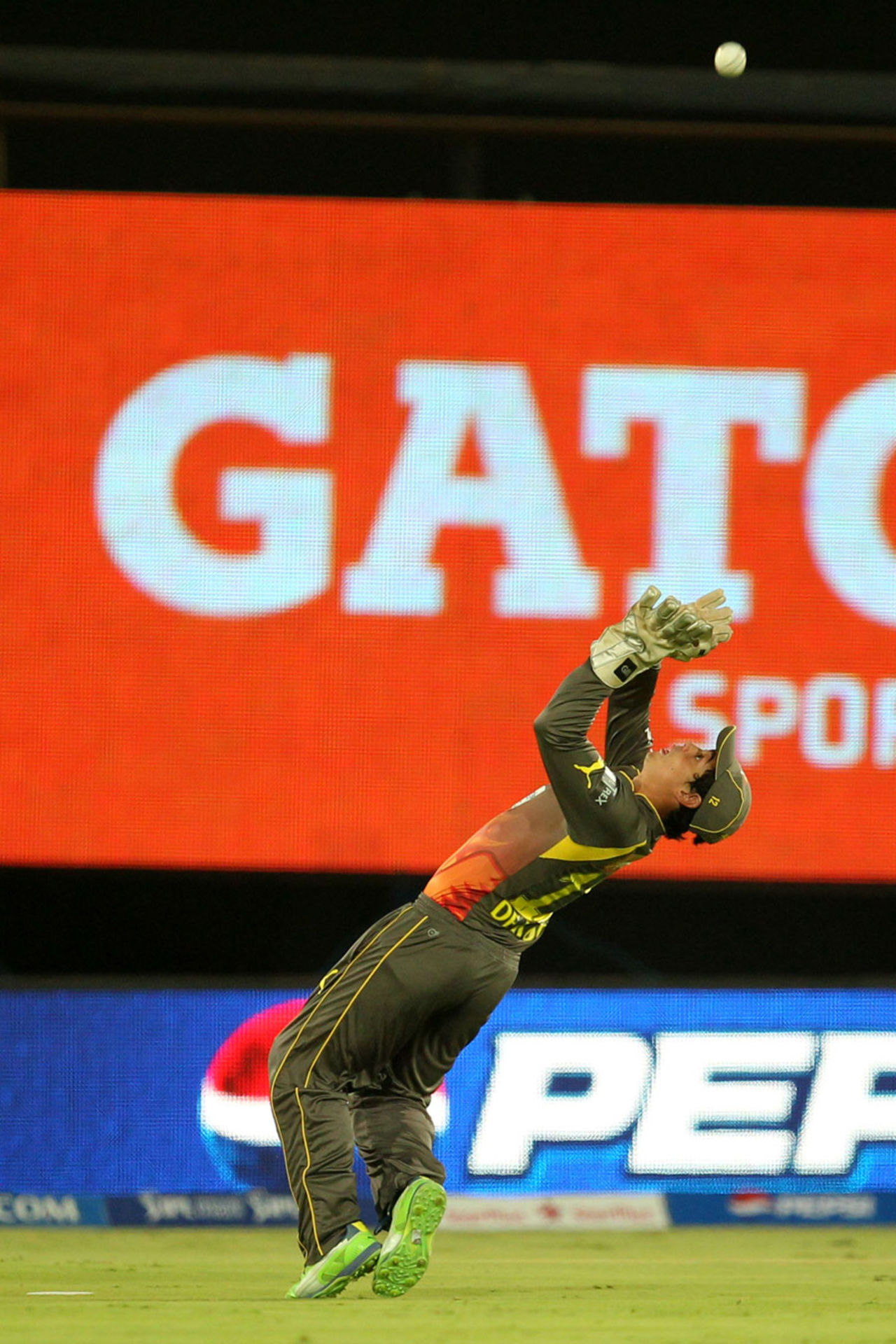 Quinton de Kock is poised to take a catch, Sunrisers Hyderabad v Kings XI Punjab, IPL, Hyderabad, April 19, 2013