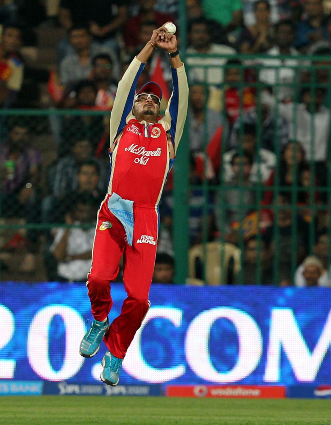 Murali Kartik leaps to take the catch that dismissed Shane Watson, Royal Challengers Bangalore v Rajasthan Royals, IPL 2013, Bangalore, April 20, 2013