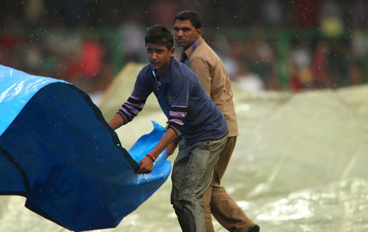 Rain intervenes at the start of the match, Royal Challengers Bangalore v Pune Warriors, IPL, Bangalore, April 23, 2013