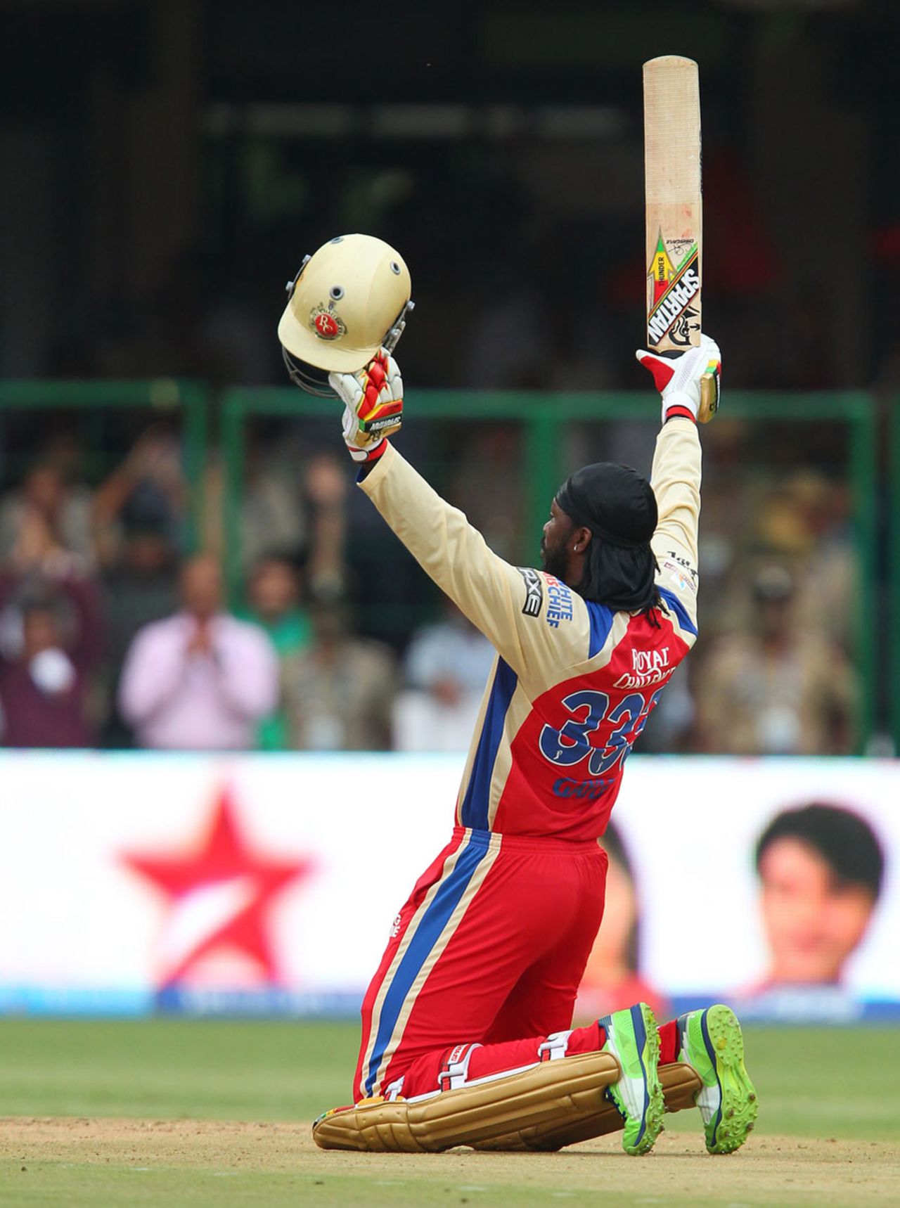 Chris Gayle acknowledges the applause after scoring the fastest century in history, Royal Challengers Bangalore v Pune Warriors, IPL, Bangalore, April 23, 2013