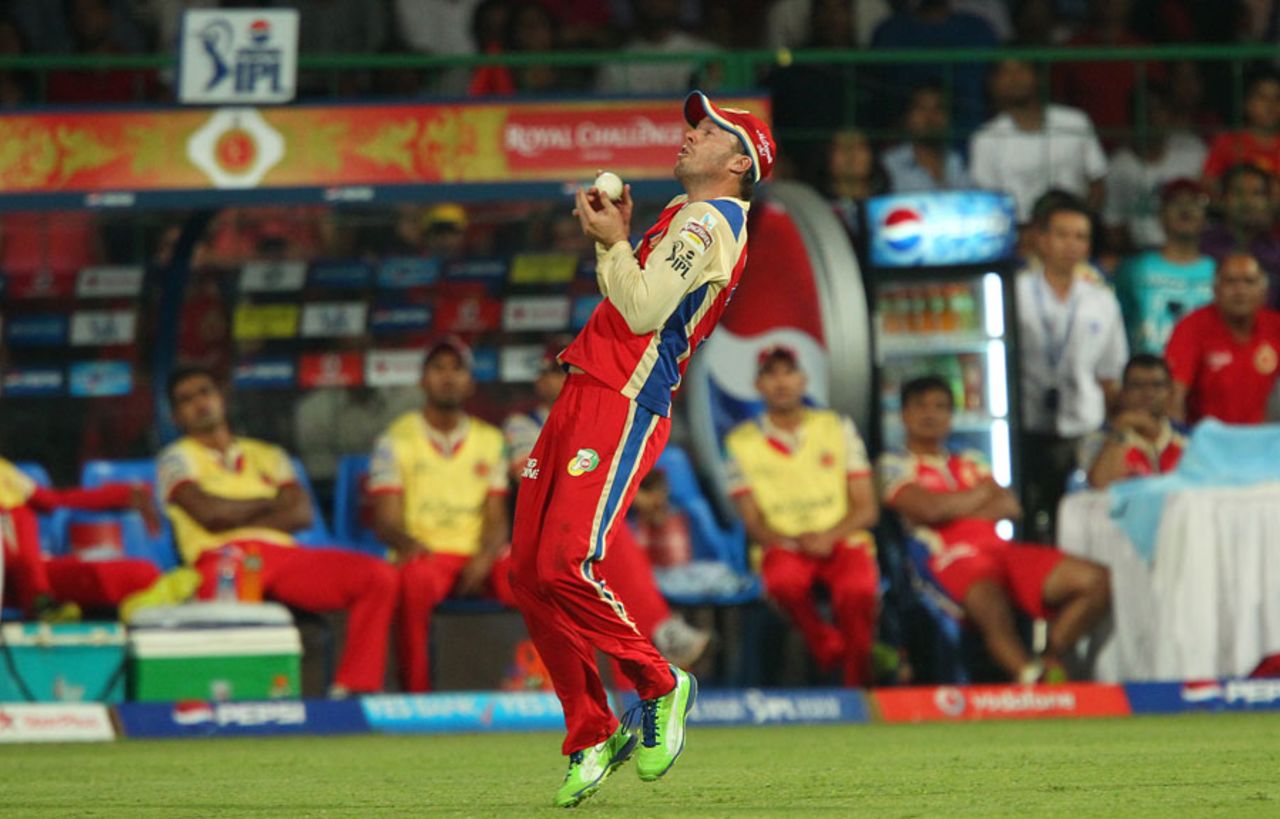 AB de Villiers clamps on to one in the outfield, Royal Challengers Bangalore v Pune Warriors, IPL, Bangalore, April 23, 2013