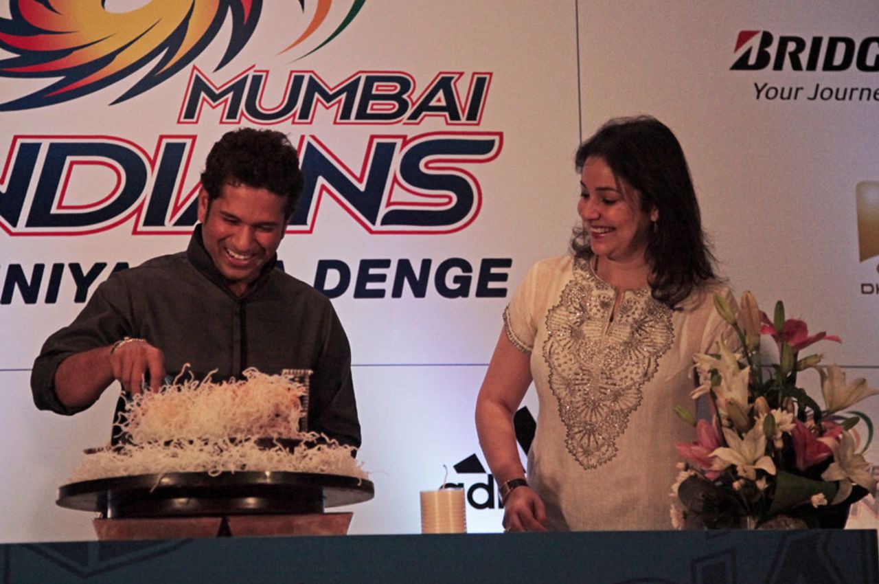 Sachin Tendulkar cuts a cake on his 40th birthday, as his wife Anjali looks on, Kolkata, April 24, 2013