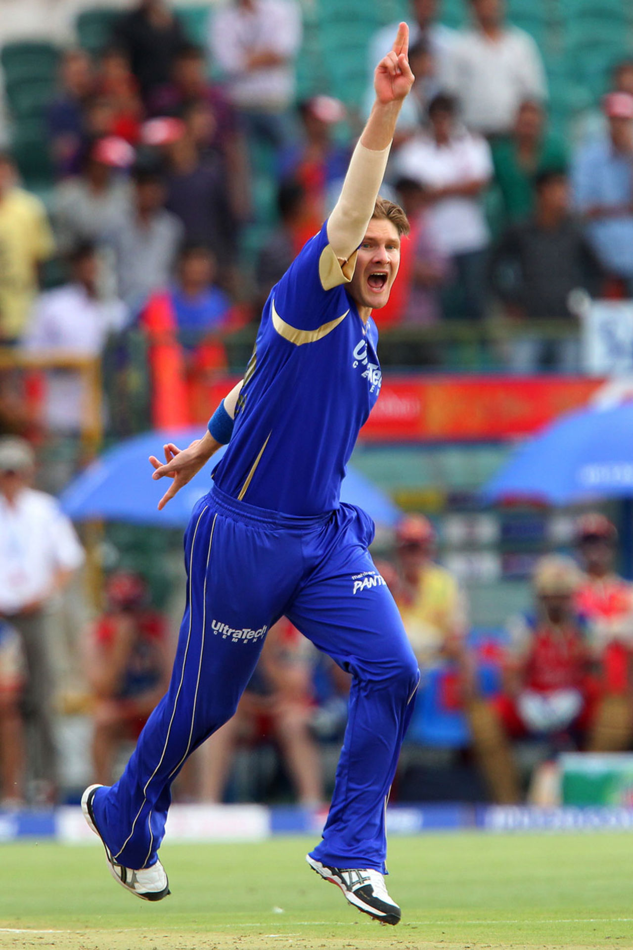 Shane Watson picked up three wickets for 22 runs off his four overs, Rajasthan Royals v Royal Challengers Bangalore, IPL 2013, Jaipur, April 29, 2013