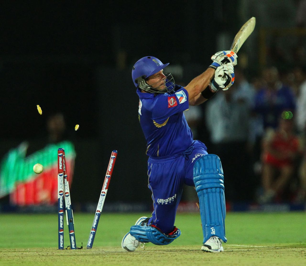 Brad Hodge was bowled by Vinay Kumar in the last over, Rajasthan Royals v Royal Challengers Bangalore, IPL 2013, Jaipur, April 29, 2013
