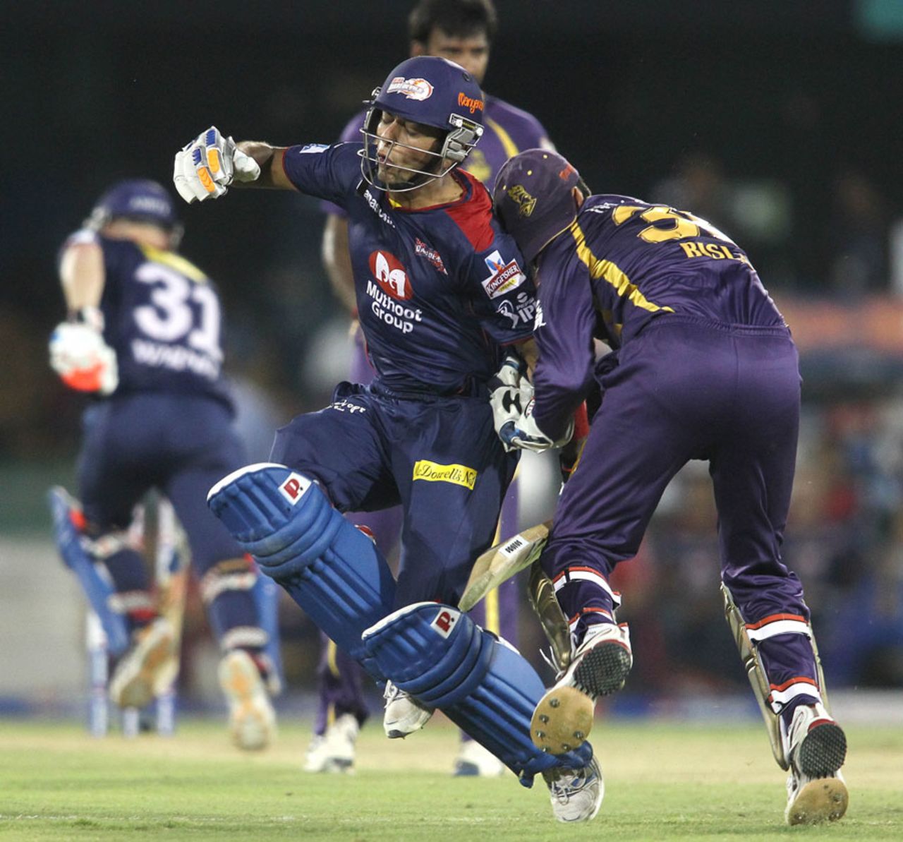 Unmukt Chand runs into Manvinder Bisla accidentally, Delhi Daredevils v Kolkata Knight Riders, IPL, Raipur, May 1, 2013