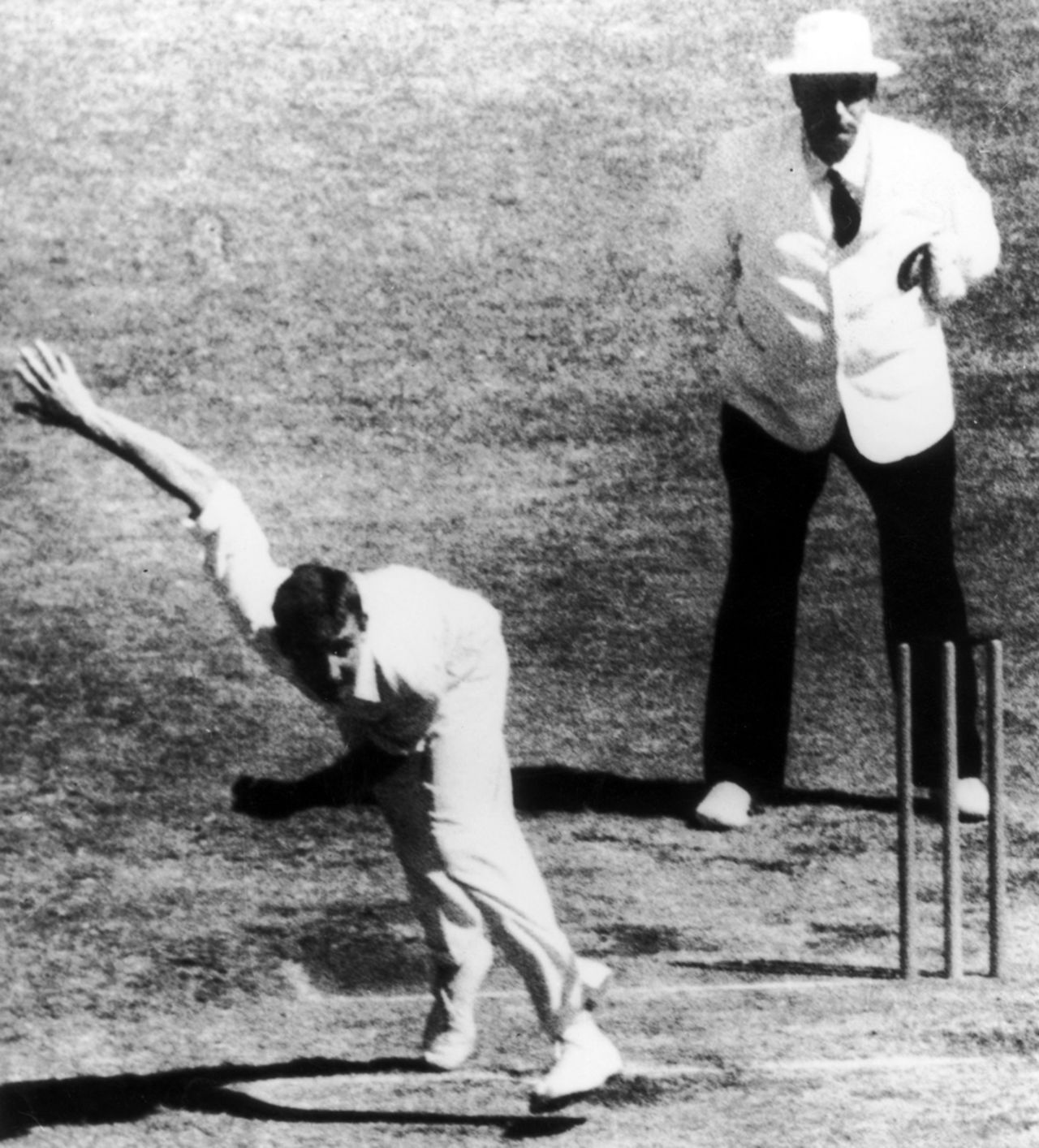 Ian Meckiff bowls, Australia v England, 2nd Test, Melbourne, 2nd day, January 1, 1959