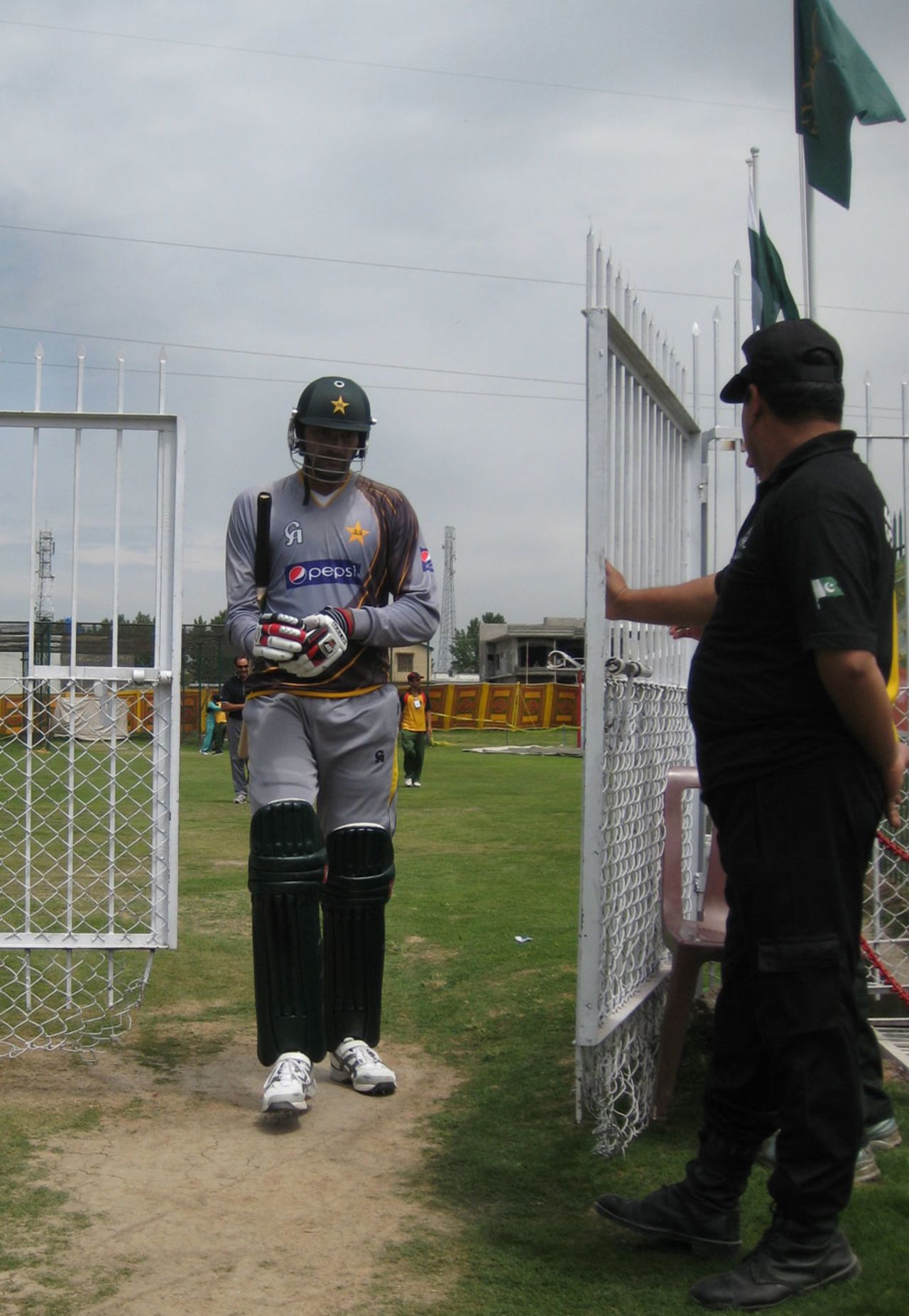 Mohammad Irfan walks out for practice, Abbottabad, May 3, 2013