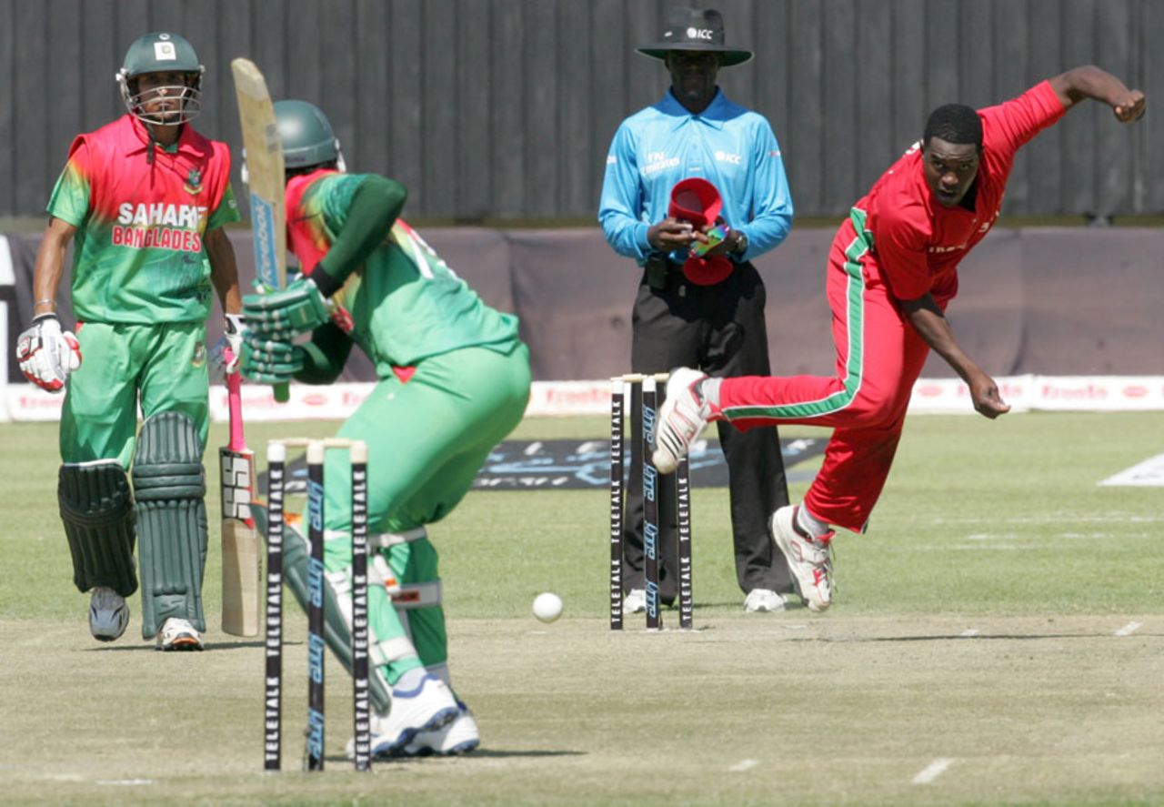 Elton Chigumbura bowls to Shakib Al Hasan, Zimbabwe v Bangladesh, 2nd ODI, Bulawayo, May 5, 2013