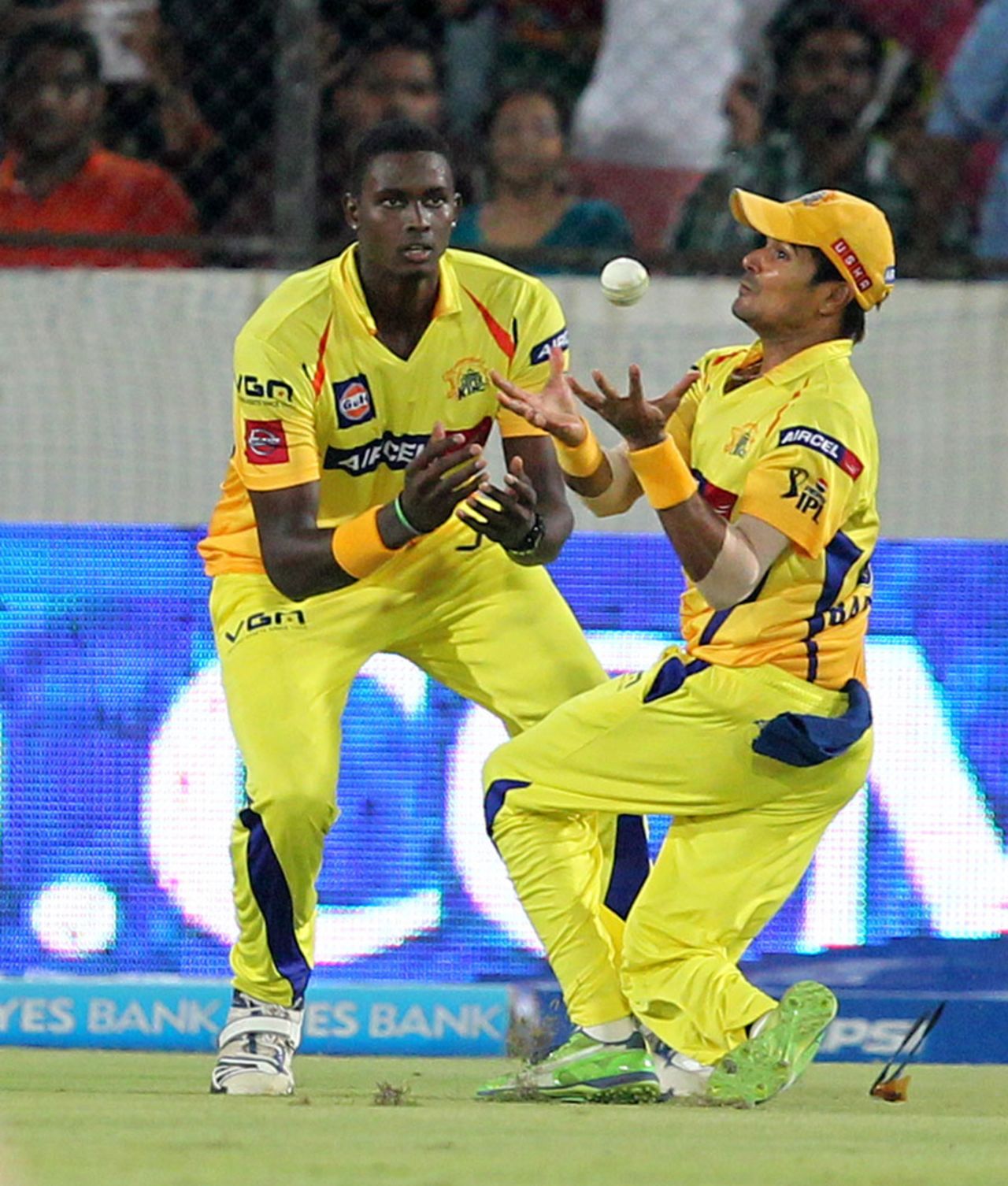 S Badrinath juggles to hold on to a catch to dismiss Thisara Perera, Sunrisers Hyderabad v Chennai Super Kings, IPL 2013, Hyderabad, May 8, 2013