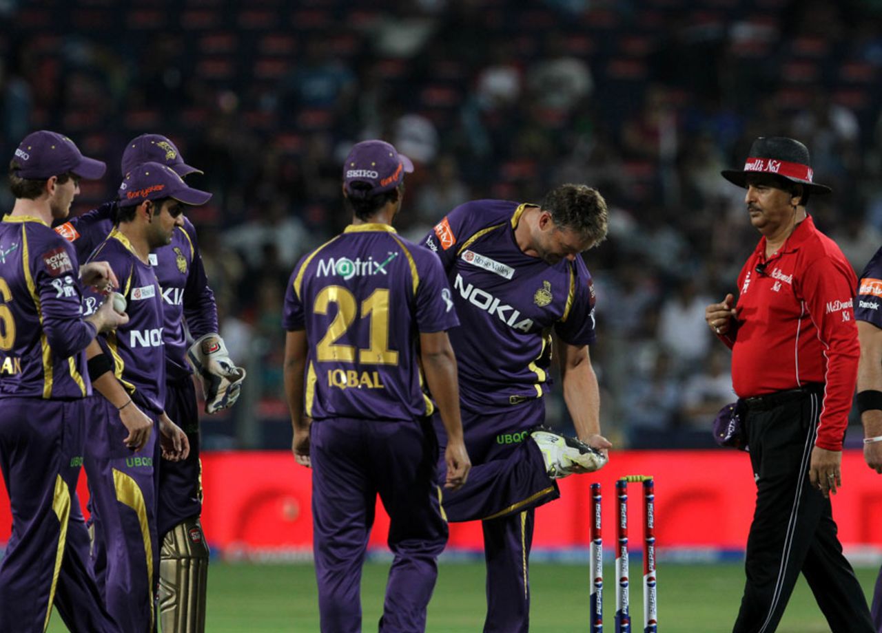 Jacques Kallis indicates that the ball hit his foot after appealing for a run-out, Pune Warriors v Kolkata Knight Riders, IPL 2013, Pune, May 9, 2013