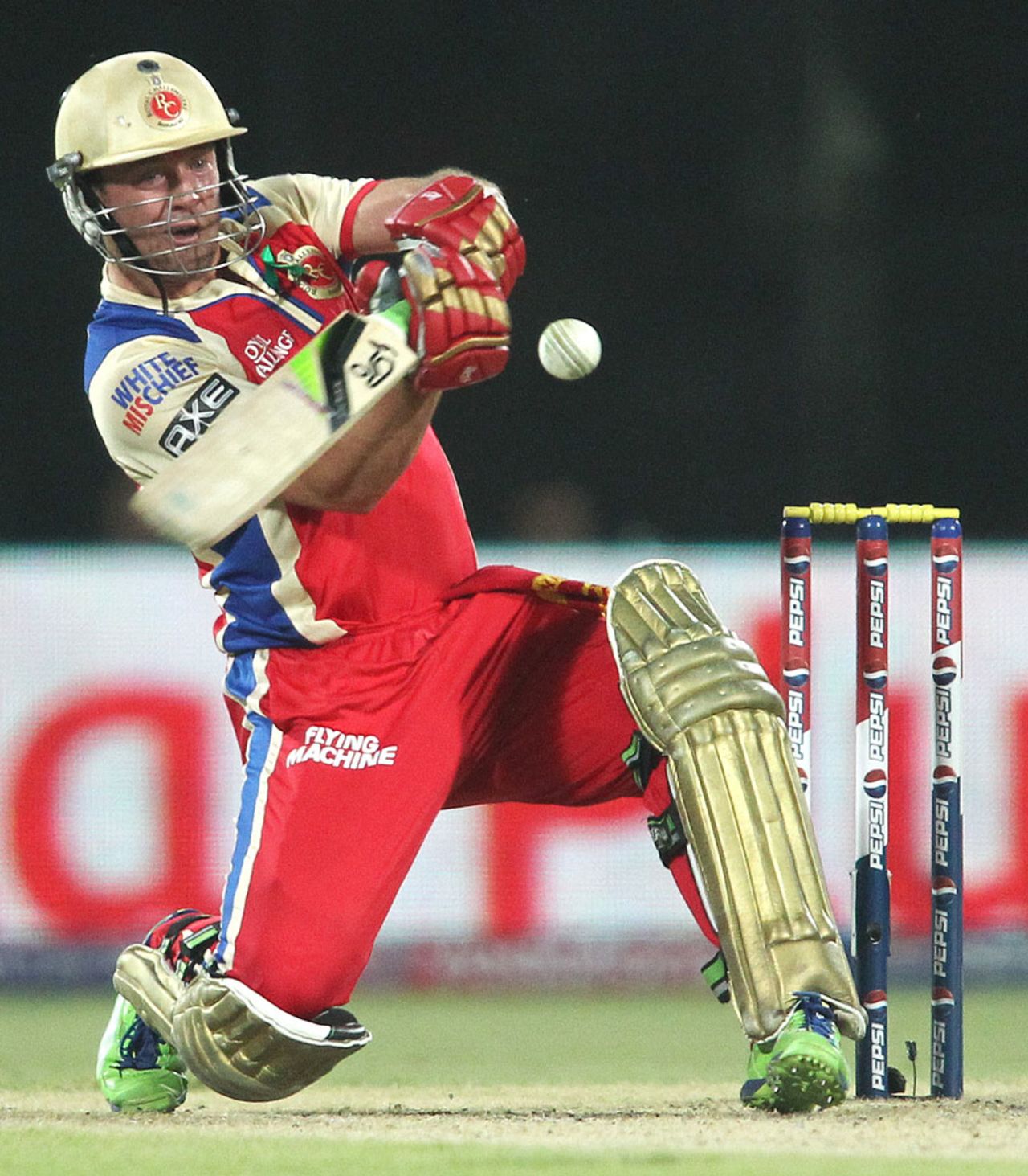 AB de Villiers gets in position to play a pull shot, Delhi Daredevils v Royal Challengers Bangalore, IPL 2013, Delhi, May 10, 2013
