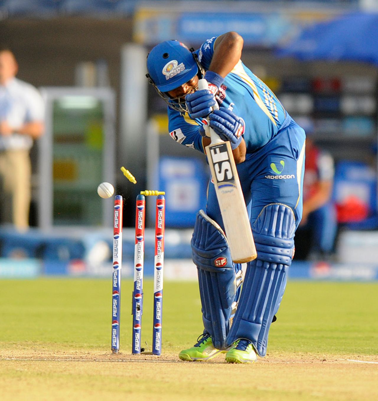 Dwayne Smith is bowled by an outswinger from Ashok Dinda, Pune Warriors v Mumbai Indians, IPL, Pune, May 11, 2013