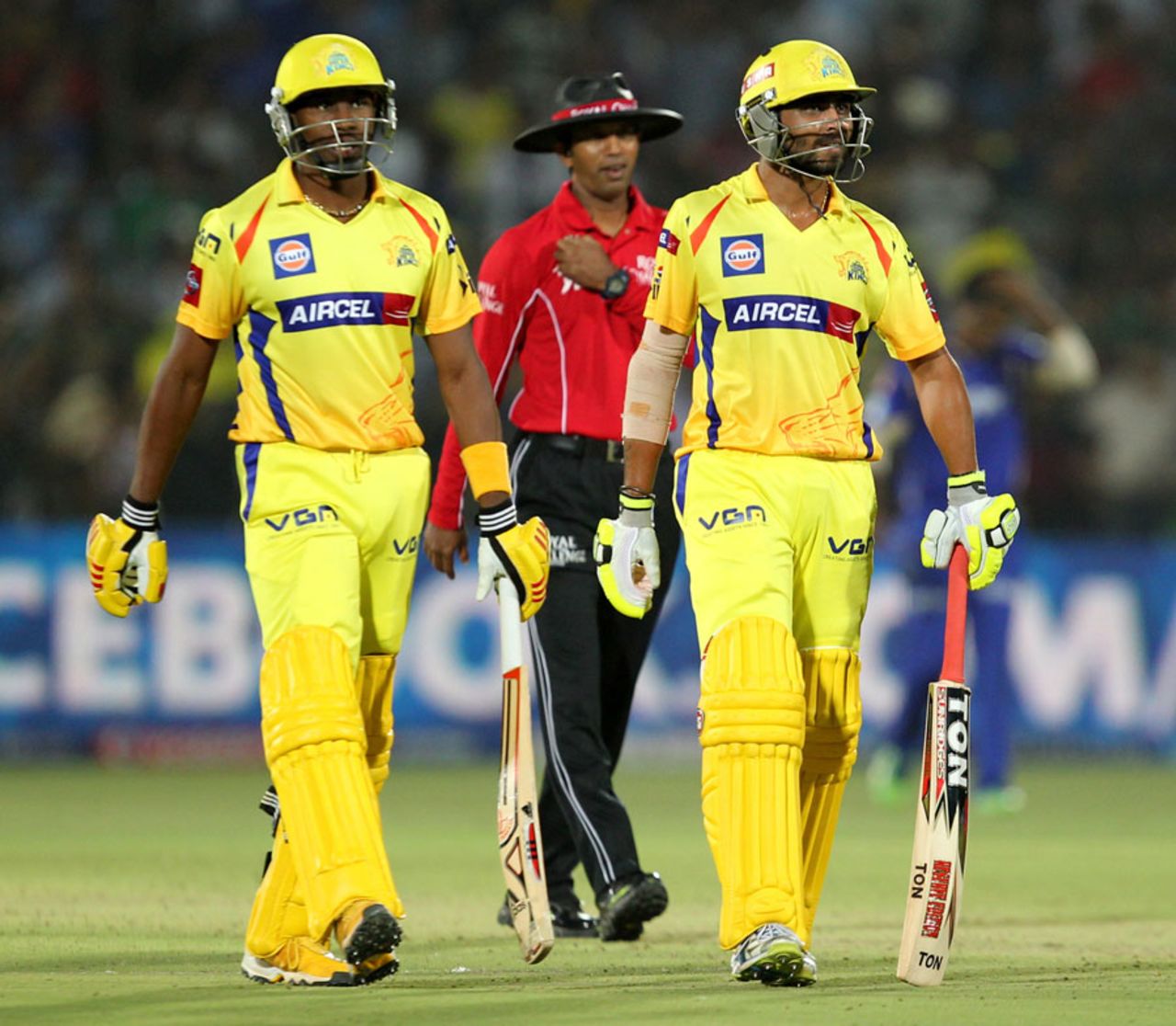 Dwayne Bravo and Ravindra Jadeja added 28 runs in quick time in the last two overs, Rajasthan Royals v Chennai Super Kings, IPL 2013, Jaipur, May 12, 2013

