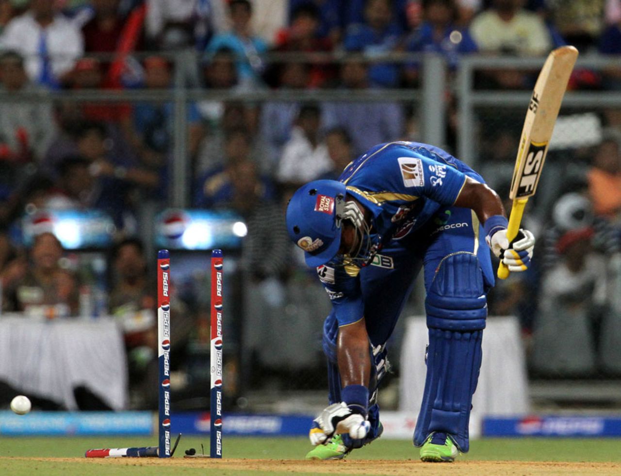Dwayne Smith was bowled by Ishant Sharma, Mumbai Indians v Sunrisers Hyderabad, IPL 2013, Mumbai, May 13, 2013