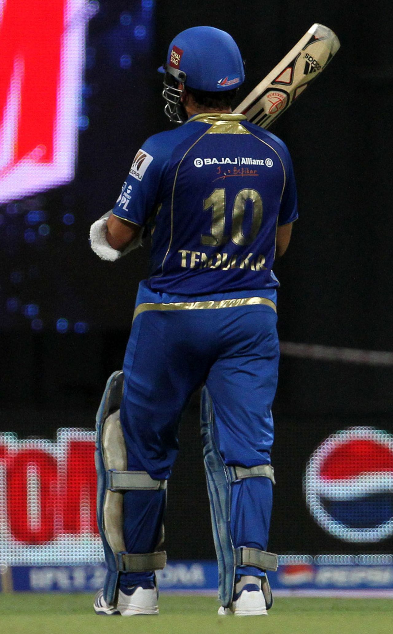 Sachin Tendulkar walks off retired hurt, Mumbai Indians v Sunrisers Hyderabad, IPL 2013, Mumbai, May 13, 2013