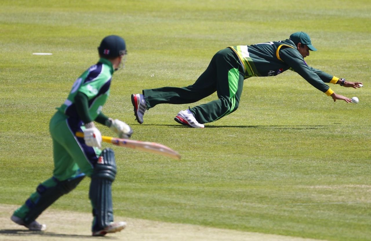 Niall O'Brien plays a shot beyond Nasir Jamshed's reach, Ireland v Pakistan, 2nd ODI, Dublin, May 26, 2013