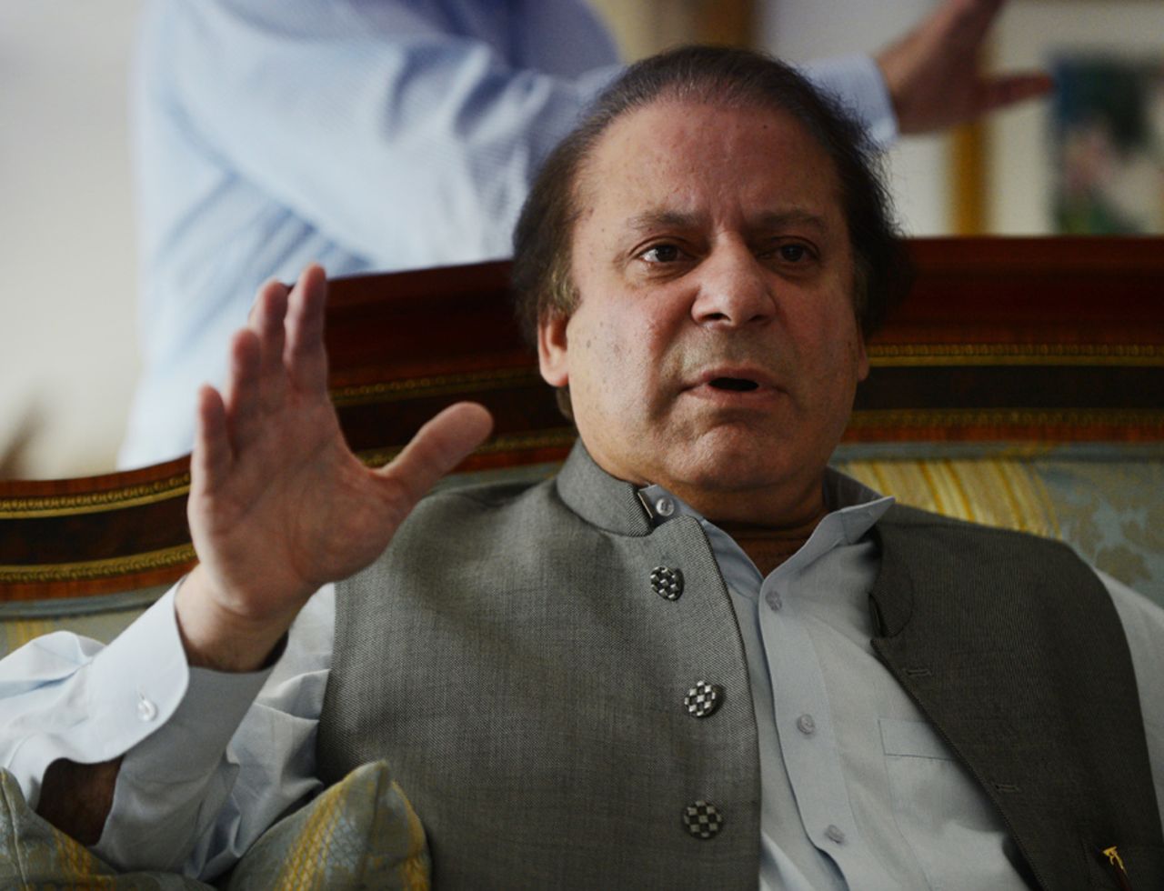 Nawaz Sharif speaks to journalists at his farmhouse outside Lahore, May 13, 2013