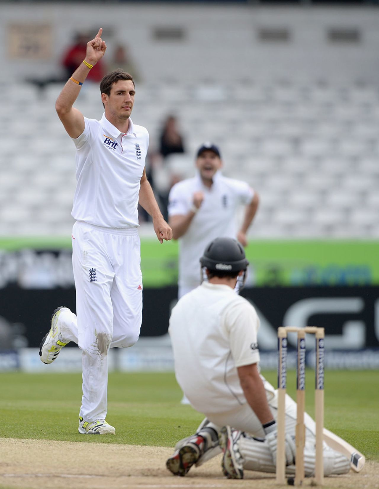 Steven Finn left Dean Brownlie on his knees, England v New Zealand, 2nd Investec Test, Headingley, 4th day, May 27, 2013