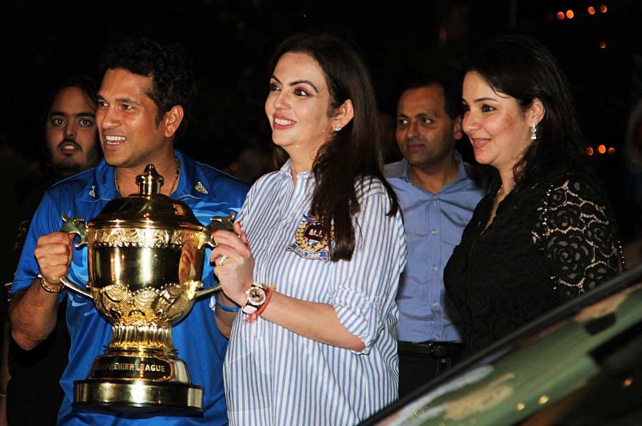 Sachin Tendulkar poses with the IPL Trophy with Mumbai Indians owner Nita Ambani and his wife Anjali, Mumbai, May 28, 2013