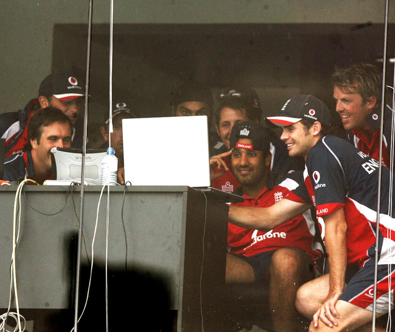 England players find entertainment on a laptop after play was called off due to rain, Sri Lanka v England, 3rd Test, Galle, 4th day, December 21, 2007