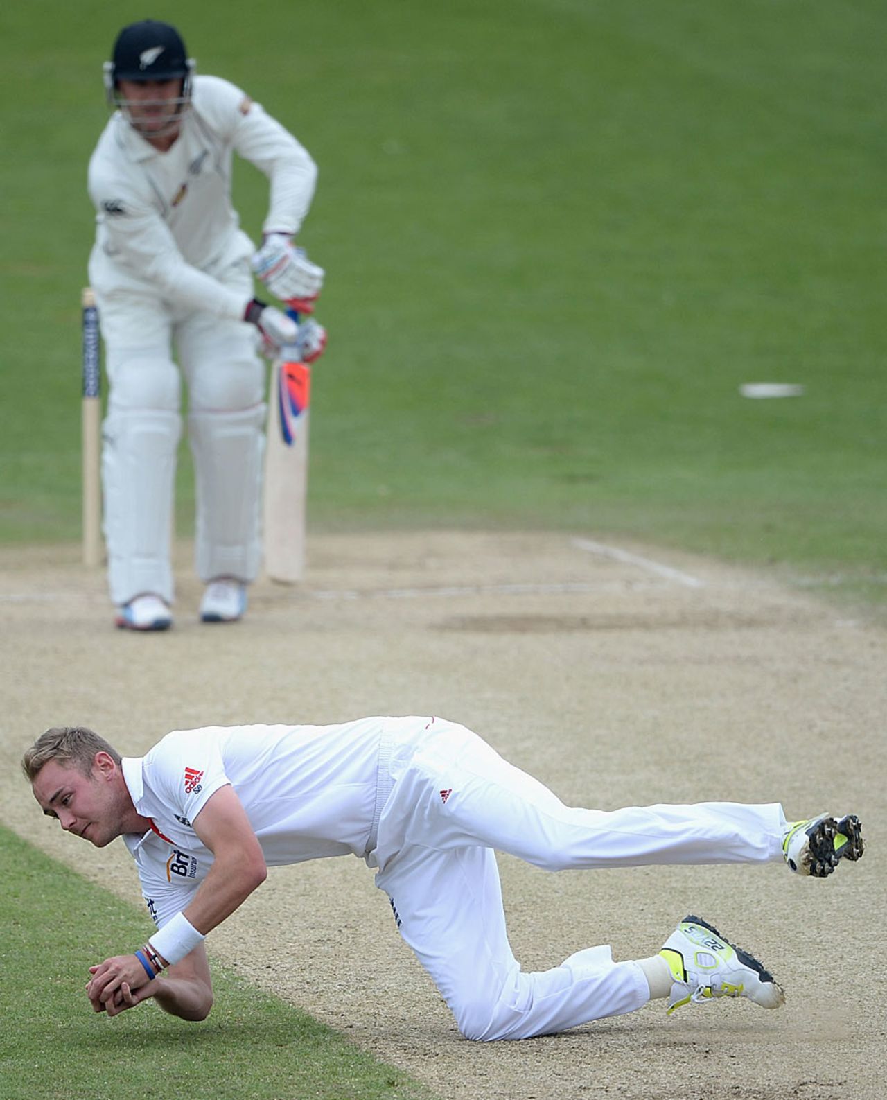 Stuart Broad takes a sharp return catch to dismiss Brendon McCullum, England v New Zealand, 2nd Investec Test, Headingley, 5th day, May 28, 2013