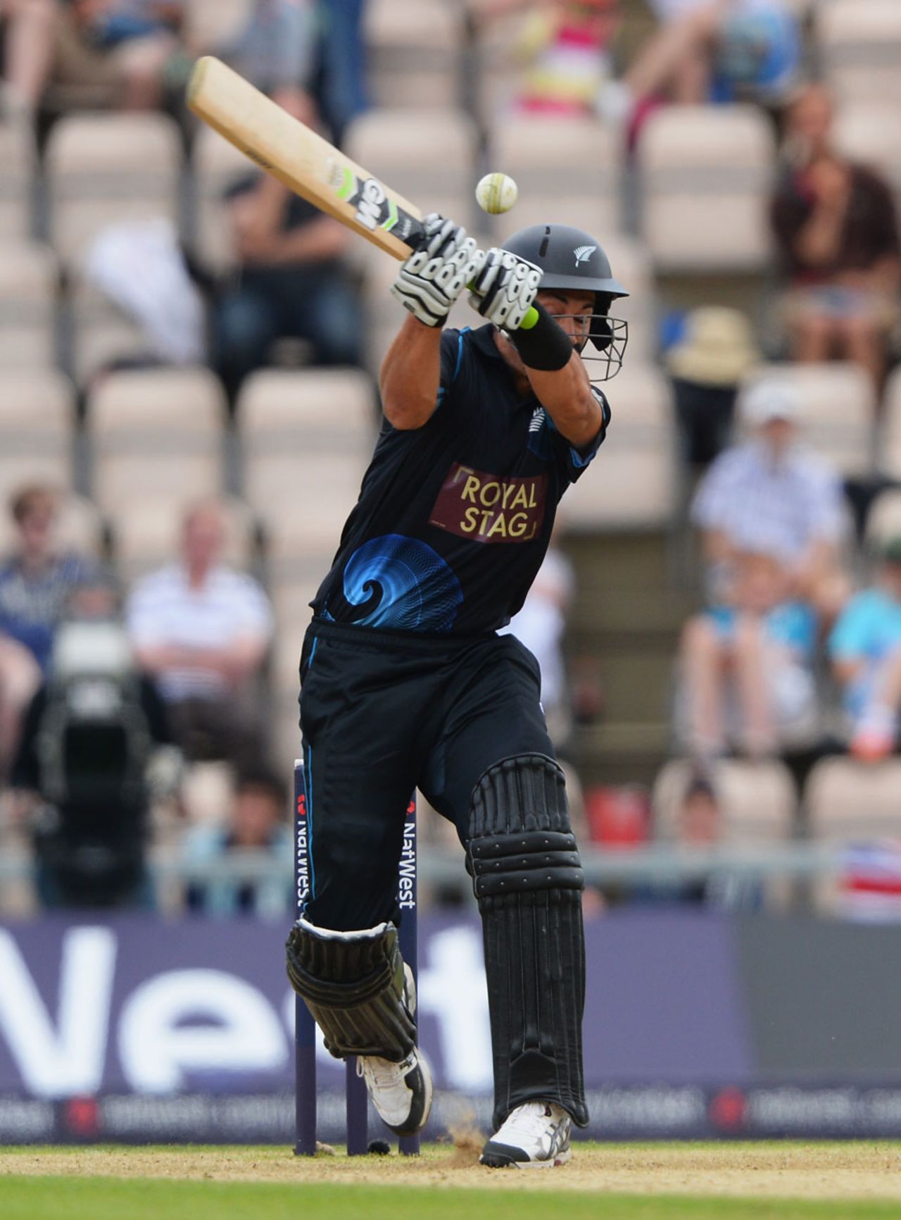 Ross Taylor hooks during his innings of 60 from 54 balls, England v New Zealand, 2nd ODI, Ageas Bowl, June 2, 2013