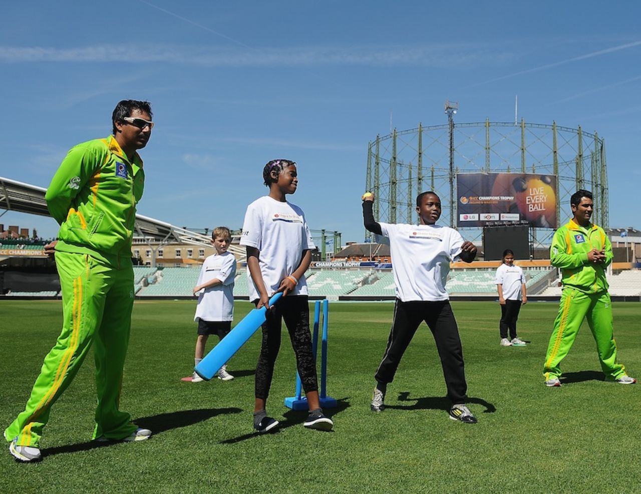 Nasir Jamshed and Asad Shafiq spend a day with school children, The Oval, London, June 4, 2013
