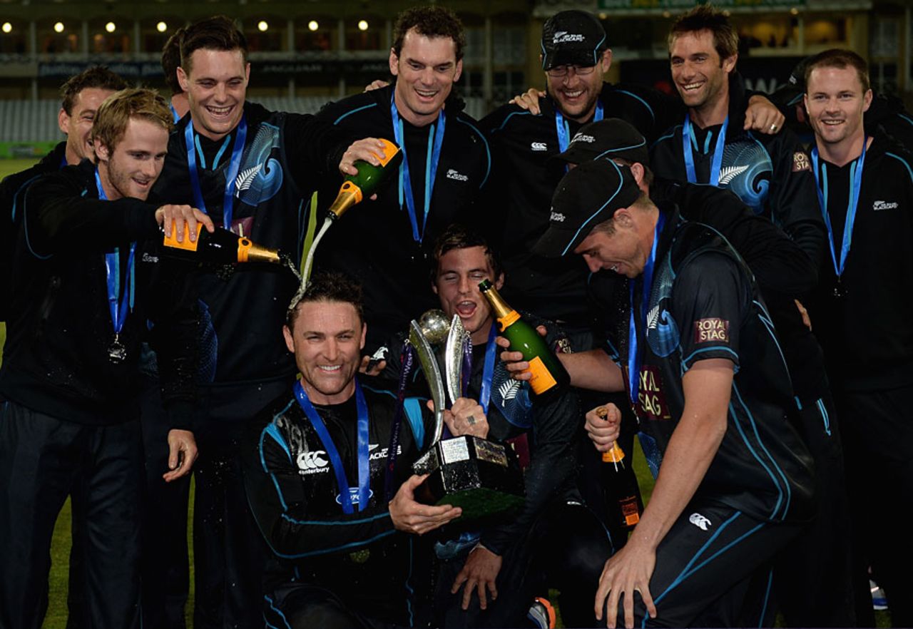 New Zealand get hold of the NatWest Series trophy, England v New Zealand, 2nd ODI, Trent Bridge, June 5, 2013