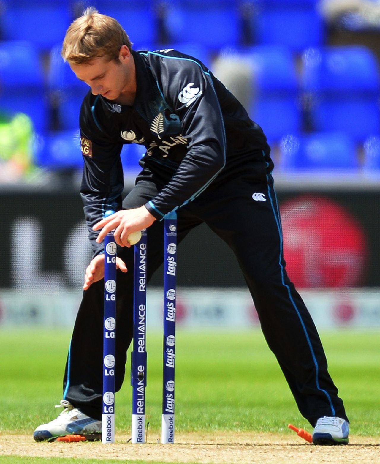 Kane Williamson uproots the stumps to run-out Lahiru Thirimanne, New Zealand v Sri Lanka, Champions Trophy, Group A, Cardiff, June 9, 2013