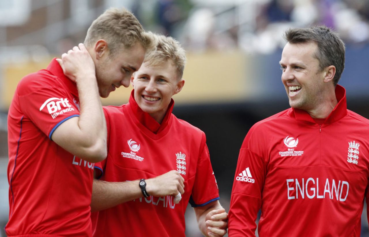Joe Root gestures to Stuart Broad while Graeme Swann looks on, The Oval, June 13, 2013